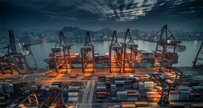 Air freight plane and container ship comparing shipping methods from China