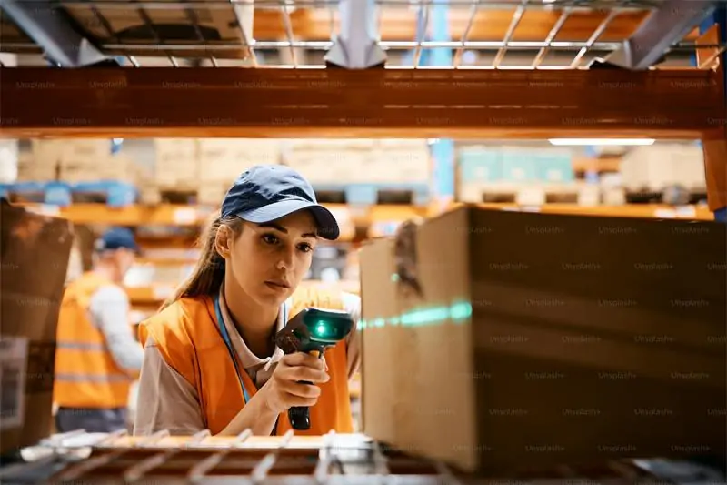 Warehouse worker receiving and registering 1688 supplier packages in China
