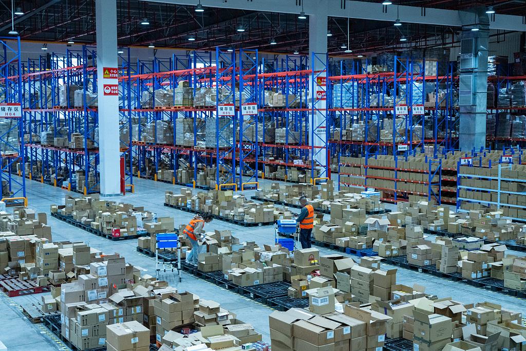 1688 warehouse consolidating packages from multiple suppliers before overseas shipping