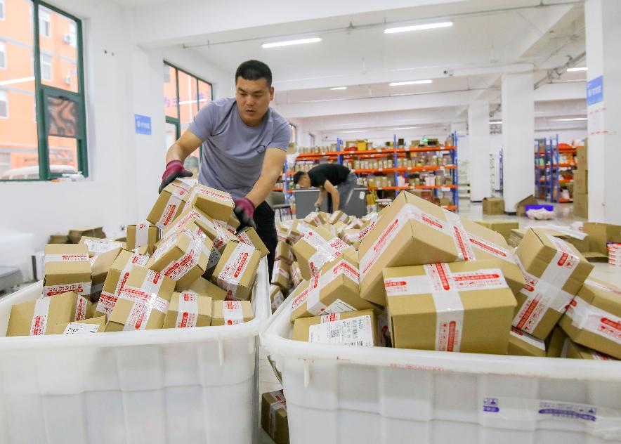 Multiple 1688 supplier packages being consolidated into one international shipment